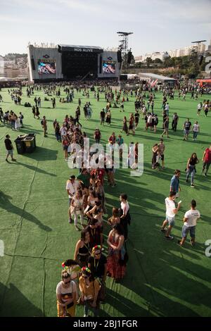 Coda per fare un trucco scintillato al Festival della musica EDP Nos Alive, ad Alges, Lisbona, Portogallo. Fase principale sullo sfondo. Foto Stock