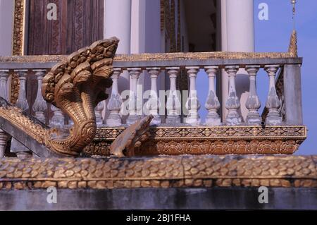 Una statua illuminata dal sole di naga in un tempio buddista, Wat Sang Kleang, Tang Krasang, Kampong Thom Province, Cambogia, Indocina. © Kraig Lieb Foto Stock