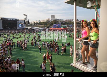 Ragazze su un balcone che si affaccia sul palco principale del Festival della musica EDP NOS Alive, ad Alges, Lisbona, Portogallo. Foto Stock