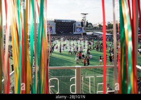 Festival della musica EDP NOS Alive, a Alges, Lisbona, Portogallo. Fase principale sullo sfondo. Foto Stock