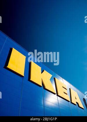 Branding IKEA. L'iconico logo giallo e blu sul negozio Tottenham Ikea (North London) è completato da uno spazio per la copia cielo blu chiaro. Foto Stock