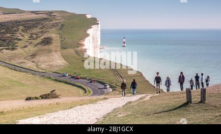 SOUTH DOWNS, UK - 24 OTTOBRE 2019: Una vista trafficata dei turisti che si dirigono lungo la South Downs Way verso la scogliera e il faro di Beachy Head. Foto Stock