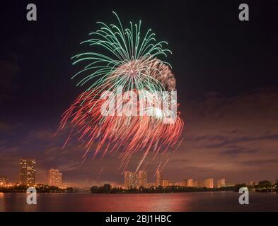 Fuochi d'artificio in Yuzhnoye Butovo District (Butovo meridionale). Mosca. La Russia. Foto Stock