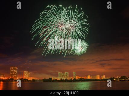 Fuochi d'artificio in Yuzhnoye Butovo District (Butovo meridionale). Mosca. La Russia. Foto Stock