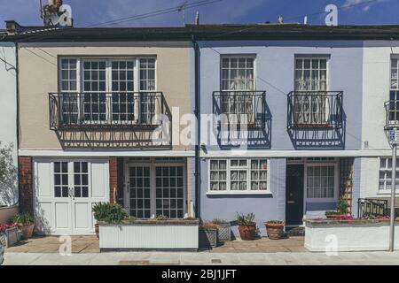 Case a schiera tipiche a Barnes. La casa della terrazza è una forma di alloggio a media densità che ha avuto origine in Europa, per cui una fila di abitazioni annesse sh Foto Stock