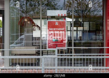 Romford, Essex, Regno Unito. 28 aprile 2020. KFC riapre un piccolo numero di ristoranti britannici per un servizio di sola consegna durante il blocco Coronavirus COVID-19 britannico. Credit: Ricci Fothergill/Alamy Live News Foto Stock