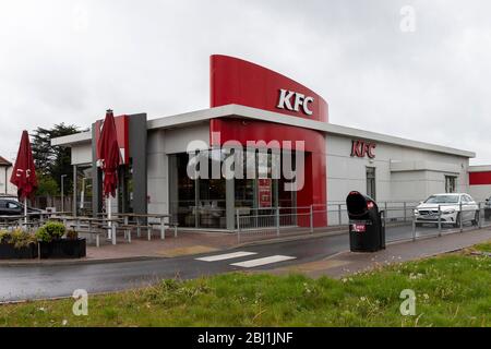 Romford, Essex, Regno Unito. 28 aprile 2020. KFC riapre un piccolo numero di ristoranti britannici per un servizio di sola consegna durante il blocco Coronavirus COVID-19 britannico. Credit: Ricci Fothergill/Alamy Live News Foto Stock