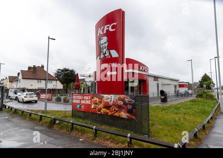 Romford, Essex, Regno Unito. 28 aprile 2020. KFC riapre un piccolo numero di ristoranti britannici per un servizio di sola consegna durante il blocco Coronavirus COVID-19 britannico. Credit: Ricci Fothergill/Alamy Live News Foto Stock