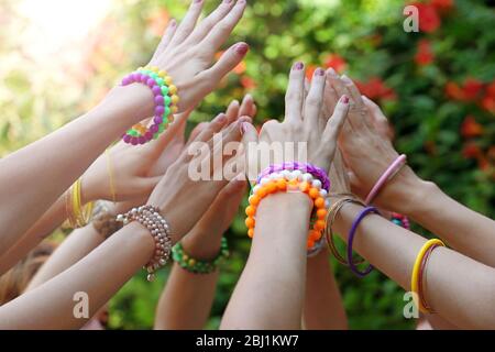 Gruppo di giovani mani all'aperto Foto Stock