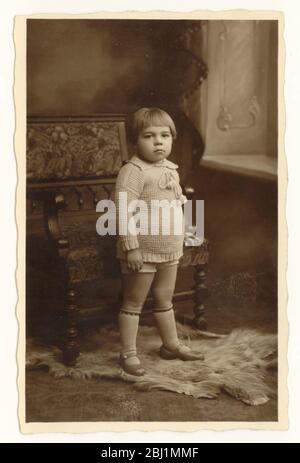 Foto dei primi del 1900 di un ragazzo serio osservante di 21/2 anni con un taglio di moda dei capelli del bob all'epoca, circa 1925. REGNO UNITO Foto Stock