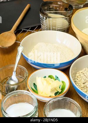 Ingredienti per preparare il pane d'avena su un tavolo da cucina Foto Stock