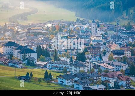 Città di Innichen nelle Alpi Dolomiti, Italia, Europa Foto Stock