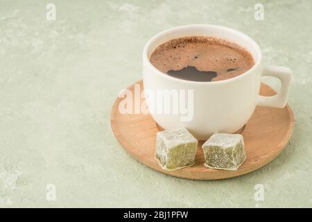 Una tazza di caffè servito con delizie turche sul verde con spazio per le copie Foto Stock