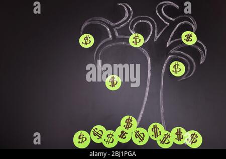 Disegno dell'albero del dollaro del gesso sullo sfondo della lavagna Foto Stock