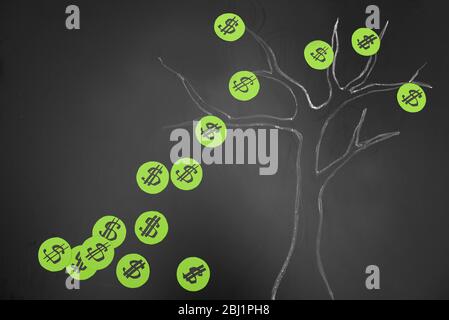 Disegno dell'albero del dollaro del gesso sullo sfondo della lavagna Foto Stock