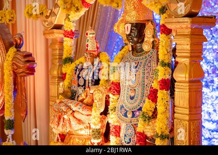 L'idolo di Lord Balaji e Lakshmi decorato con ornamenti e fiori in un matrimonio indù del Sud-indiano Foto Stock