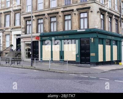 Madre India, un famoso ristorante a Finnieston, Glasgow, tutti saliti a bordo e chiusi per affari a causa del blocco per tutte le imprese non essenziali durante la pandemia di coronavirus britannico. Foto Stock