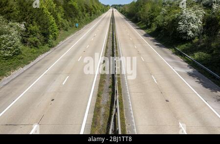 L'autostrada M3 dopo il blocco è iniziata il 16 marzo 2020 a Hampshire, Inghilterra, Regno Unito Foto Stock