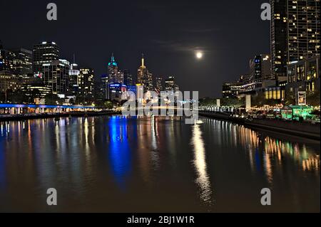 Lo skyline di Melbourne e il fiume Yarra durante la luna di miele Foto Stock
