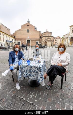 Padova 28/04/2020 non ci sono Coronavirus, parrucchieri, bar e ristoranti. «riaperture immediate per coloro che rispettano le regole». Dopo i parrucchieri anche i proprietari dei bar protestarono in piazza con le associazioni sindacali contro il rinvio delle aperture fino al 1 giugno: 'Un altro mese chiuso e molte aziende rischiano di saltare.' Coldiretti per il settore agroalimentare: 'Con la chiusura di bar e ristoranti 5 miliardi di danni'. Nella foto di sinistra Carlo Bertolin Enoteca la Boccia, Stefano Tadiotto bar al Duomo, Patrizia Michielotto del locale il Pepe Nero Foto Stock