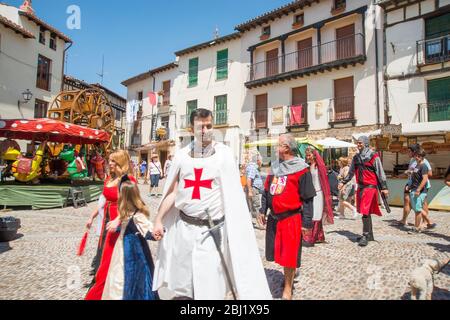 Parata medievale. Sagra delle ciliegie, Covarrubias, provincia di Burgos, Castilla Leon, Spagna. Foto Stock