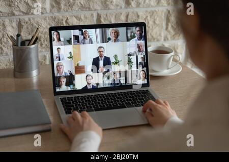 Diversi colleghi parlano durante una videochiamata con briefing online Foto Stock