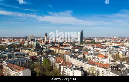 Lipsia, Germania. 15 aprile 2020. Vista lungo il Tribunale amministrativo federale fino al centro della città di Lipsia. (Vista aerea con drone) Credit: Jan Woitas/dpa-Zentralbild/ZB/dpa/Alamy Live News Foto Stock