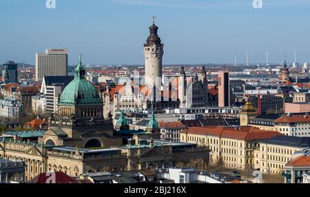 Lipsia, Germania. 15 aprile 2020. Vista lungo il Tribunale amministrativo federale fino al centro della città di Lipsia. (Vista aerea con drone) Credit: Jan Woitas/dpa-Zentralbild/ZB/dpa/Alamy Live News Foto Stock