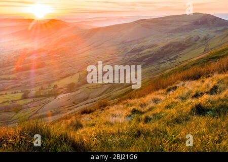 Il sole sorge sulla valle di Edale, il Peak District National Park, Derbyshire, Regno Unito Foto Stock