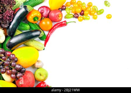 Mucchio di frutta e verdura isolato su bianco Foto Stock