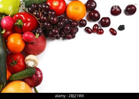 Mucchio di frutta e verdura isolato su bianco Foto Stock