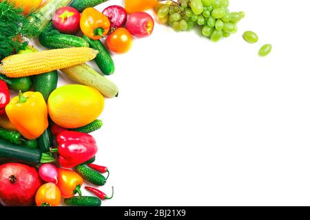 Mucchio di frutta e verdura isolato su bianco Foto Stock