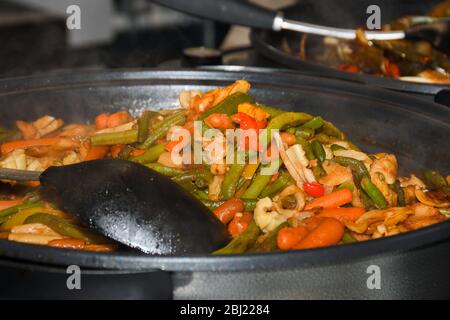 Cibo di strada esposto durante il festival alimentare. Specialità messicane, indiane, asiatiche e britanniche. Buffet di brunch con piatti freschi, cena, festa, condivisione Foto Stock