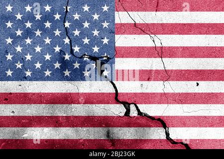 Bandiera USA su muro di cemento fessurato. Il concetto di crisi, default, collasso economico, pandemia, conflitto, terrorismo o altri problemi nel paese. Foto Stock