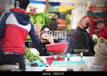 Tunisia. 28 Aprile 2020. Persone durante i primi giorni di Ramadhan nel mercato centrale di Tunisi, Tunisia, il 28 aprile 2020. Lockdown ha ridotto la congestione nel mese santo per i musulmani tunisini, ma non ha cambiato le abitudini dei consumatori. (Foto di Mohamed KRIT/ Credit: Sipa USA/Alamy Live News Foto Stock