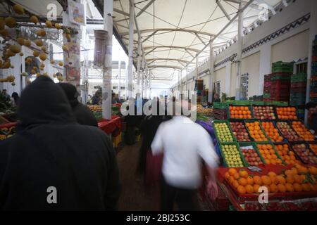 Tunisia. 28 Aprile 2020. Persone durante i primi giorni di Ramadhan nel mercato centrale di Tunisi, Tunisia, il 28 aprile 2020. Lockdown ha ridotto la congestione nel mese santo per i musulmani tunisini, ma non ha cambiato le abitudini dei consumatori. (Foto di Mohamed KRIT/ Credit: Sipa USA/Alamy Live News Foto Stock