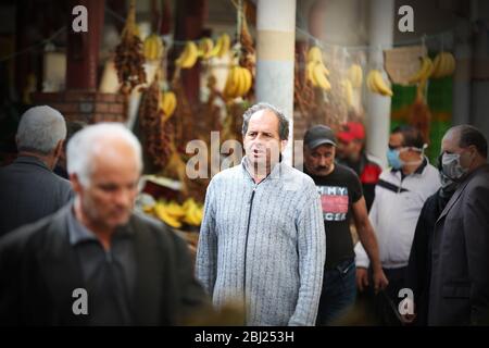 Tunisia. 28 Aprile 2020. Persone nel mercato durante i primi giorni di Ramadhan nel mercato centrale di Tunisi, Tunisia il 28 aprile 2020. Lockdown ha ridotto la congestione nel mese santo per i musulmani tunisini, ma non ha cambiato le abitudini dei consumatori. (Foto di Mohamed KRIT/ Credit: Sipa USA/Alamy Live News Foto Stock