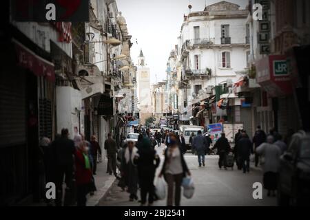 Tunisia. 28 Aprile 2020. Persone fuori dal mercato durante i primi giorni di Ramadhan vicino al mercato centrale di Tunisi, Tunisia il 28 aprile 2020. Lockdown ha ridotto la congestione nel mese santo per i musulmani tunisini, ma non ha cambiato le abitudini dei consumatori. (Foto di Mohamed KRIT/ Credit: Sipa USA/Alamy Live News Foto Stock