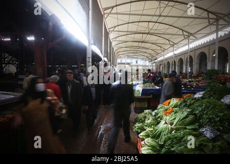 Tunisia. 28 Aprile 2020. Persone durante i primi giorni di Ramadhan nel mercato centrale di Tunisi, Tunisia, il 28 aprile 2020. Lockdown ha ridotto la congestione nel mese santo per i musulmani tunisini, ma non ha cambiato le abitudini dei consumatori. (Foto di Mohamed KRIT/ Credit: Sipa USA/Alamy Live News Foto Stock