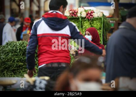 Tunisia. 28 Aprile 2020. Persone nel mercato durante i primi giorni di Ramadhan nel mercato centrale di Tunisi, Tunisia il 28 aprile 2020. Lockdown ha ridotto la congestione nel mese santo per i musulmani tunisini, ma non ha cambiato le abitudini dei consumatori. (Foto di Mohamed KRIT/ Credit: Sipa USA/Alamy Live News Foto Stock