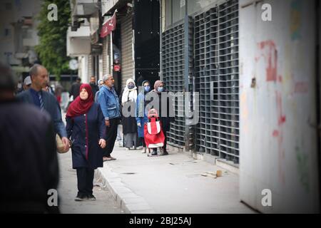 Tunisia. 28 Aprile 2020. Persone fuori dal mercato durante i primi giorni di Ramadhan vicino al mercato centrale di Tunisi, Tunisia il 28 aprile 2020. Lockdown ha ridotto la congestione nel mese santo per i musulmani tunisini, ma non ha cambiato le abitudini dei consumatori. (Foto di Mohamed KRIT/ Credit: Sipa USA/Alamy Live News Foto Stock