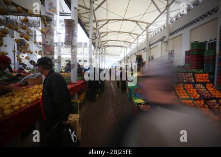 Tunisia. 28 Aprile 2020. Persone durante i primi giorni di Ramadhan nel mercato centrale di Tunisi, Tunisia, il 28 aprile 2020. Lockdown ha ridotto la congestione nel mese santo per i musulmani tunisini, ma non ha cambiato le abitudini dei consumatori. (Foto di Mohamed KRIT/ Credit: Sipa USA/Alamy Live News Foto Stock