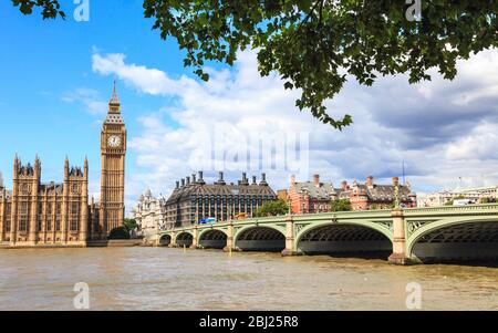 La torre dell'orologio del Big ben, le Houses of Parliament e il Westminster Bridge, di fronte al Tamigi, Londra, Inghilterra Foto Stock