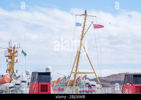 NHS, Thank You Heroes bandiera, con il cartello rosso che vola su Mast su Calmac Ferry Lord of the Isles in South Uist Outer Ebrides, Scozia Foto Stock