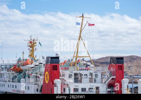 NHS, Thank You Heroes bandiera, con il cartello rosso che vola su Mast su Calmac Ferry Lord of the Isles in South Uist Outer Ebrides, Scozia Foto Stock