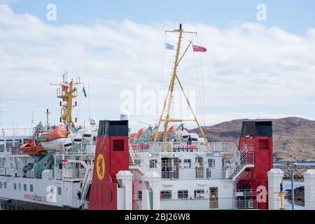 NHS, Thank You Heroes bandiera, con il cartello rosso che vola su Mast su Calmac Ferry Lord of the Isles in South Uist Outer Ebrides, Scozia Foto Stock