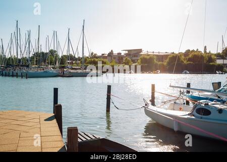 passeggiata sul lago Balaton a Balatonfured, Ungheria Foto Stock