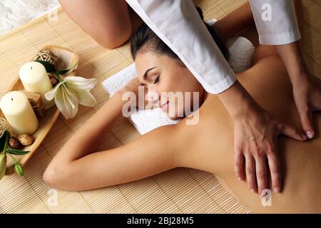 Giovane donna godendo di massaggio alla schiena in beauty spa salone Foto Stock