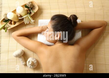 Giovane donna godendo di massaggio alla schiena in beauty spa salone Foto Stock