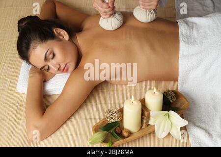 Giovane donna godendo di massaggio alla schiena in beauty spa salone Foto Stock